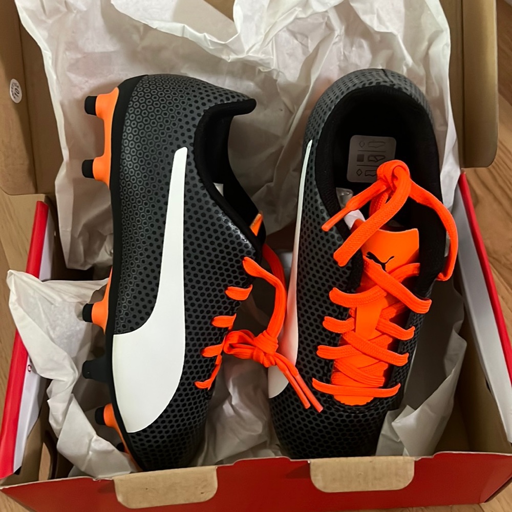 BNWT Puma Spirit Jr soccer shoes size 13 junior